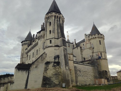 A missing west wing provides onlookers with a view into the chateau's interior courtyard. The courtyard functioned as a public gathering space for gathering water. The well (and mechanics) are still preserved.